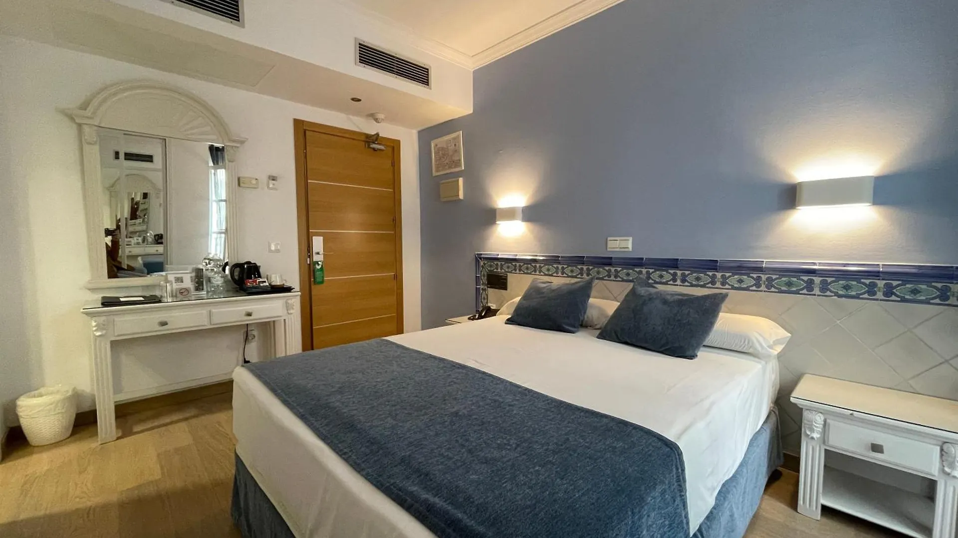 Hotel Plaza Cavana Нерха 3*,  Испания